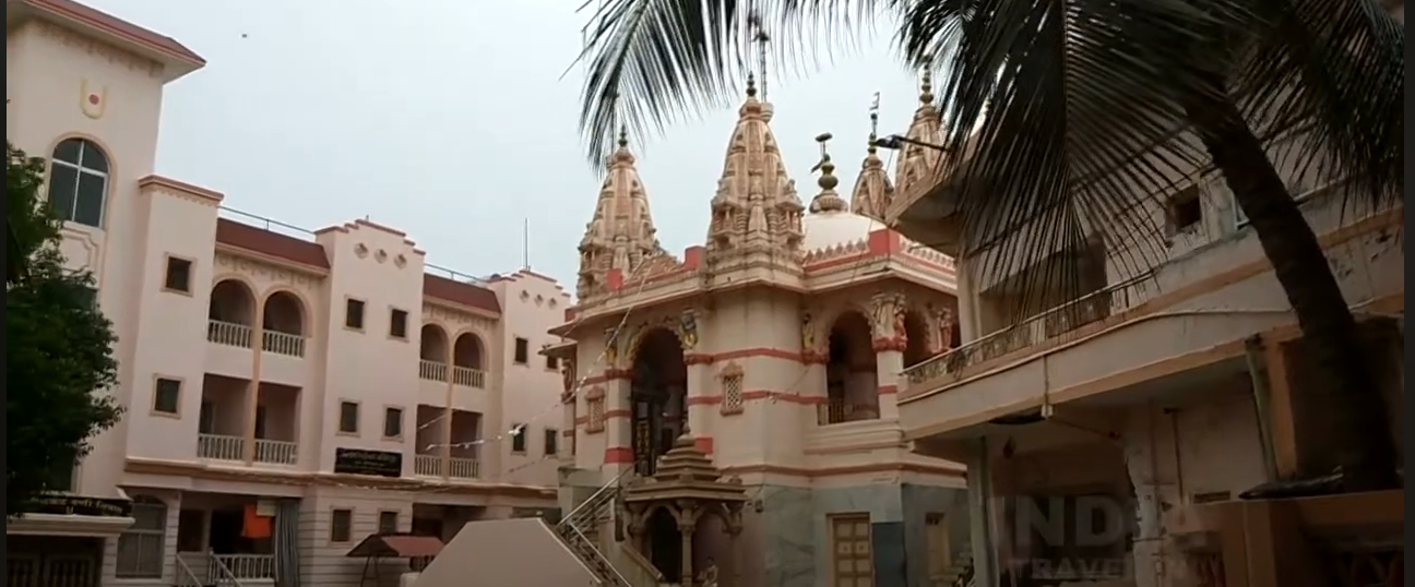 મંદિર બહાર